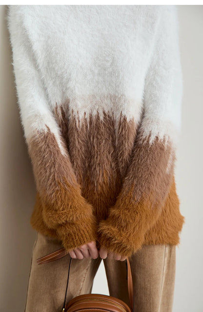Gestrickter Damenpullover: weißer Oberteilbereich, brauner Farbverlauf bis zu den Bündchen