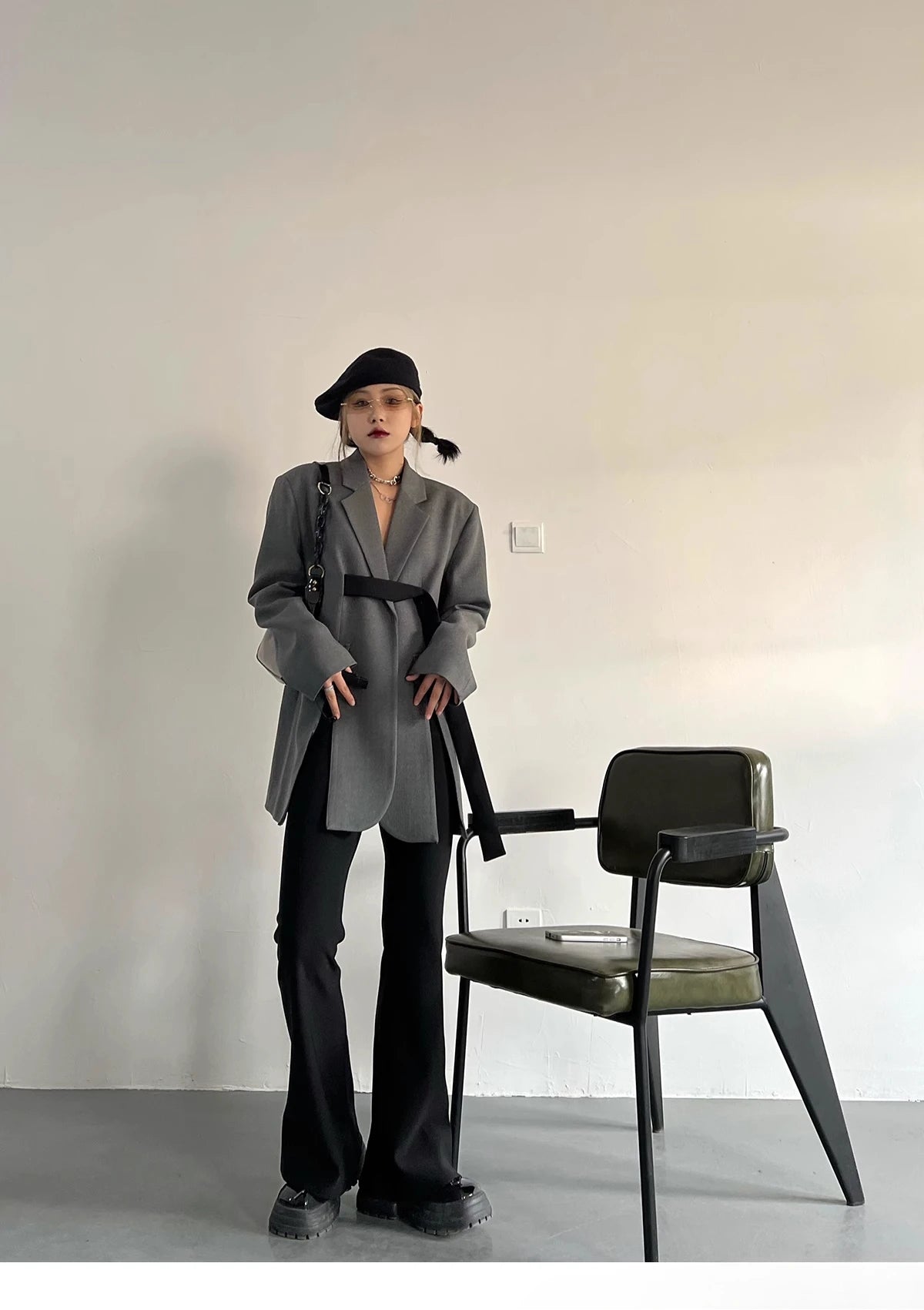 Elegantes Damen-Kleid mit Stehkragen und langen Ärmeln – Schlankes Design mit Diamant- und Ketten-Patchwork
