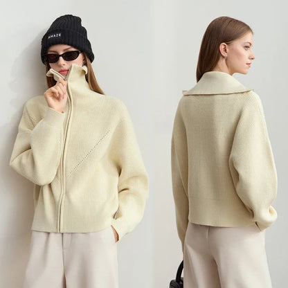 Hellbeige Wollstrickjacke, Vorder- und Rückansicht mit Reißverschluss