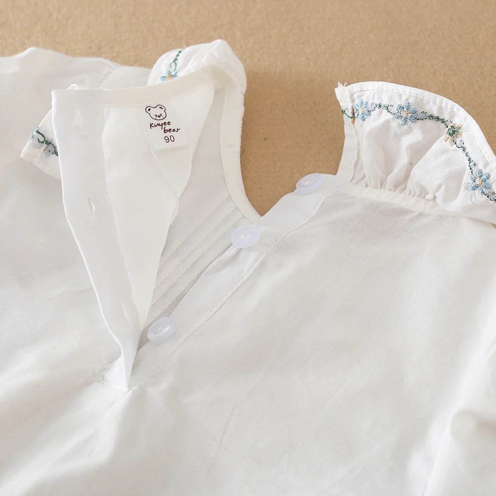 Langarm-Oberteil aus Baumwolle für Mädchen im Alter von 2–6 Jahren. Hübsche Kinderkleidung mit Rüschenkragen und lässigem Stil