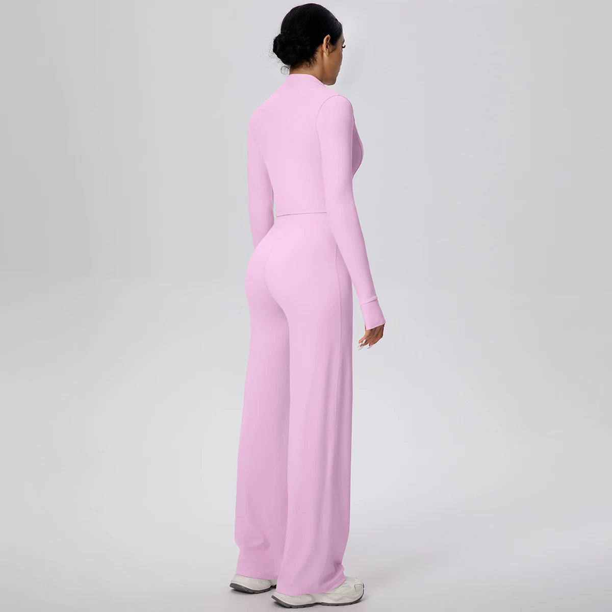 Fliederfarbenes Yoga-Set: Zip-Crop-Top und lange Hose, Seitenansicht von hinten