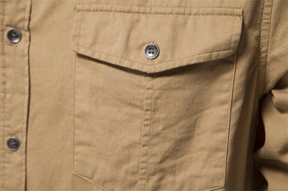 Herren Hemd im einfarbigen Militärstil mit Taschen für den Herbst