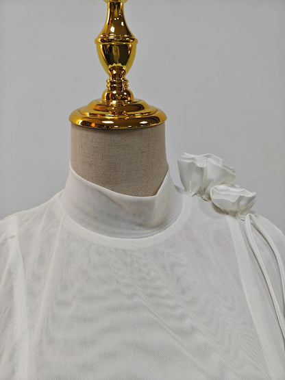 Elegantes Damen-Kleid mit Reverskragen, langen Ärmeln und Patchwork-Design – figurbetont und stilvoll.