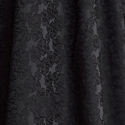Schwarzer Jacquardstoff mit floralen Prägungen für A-Linienrock