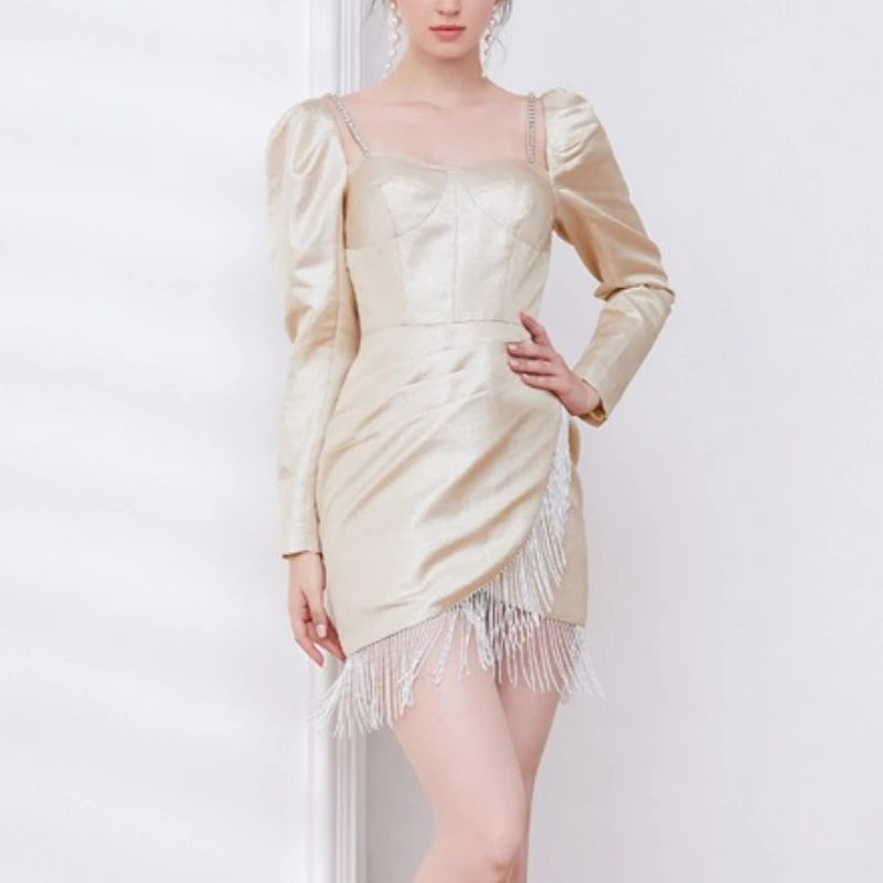 Elegantes Damenkleid mit hohlem Design, Perlenverzierung und hohem Kragen – Langarm-Patchwork mit Schlitz.