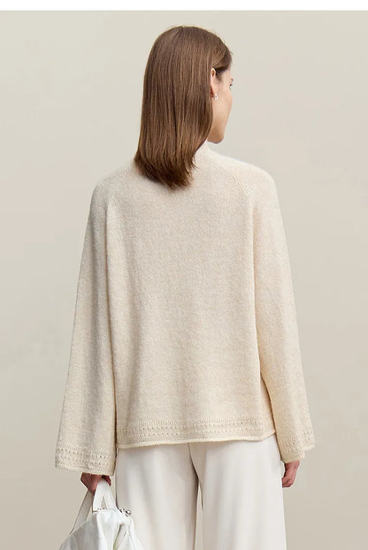Beiger Wollstrickpullover, Rückansicht mit Stehkragen und weiten Ärmeln