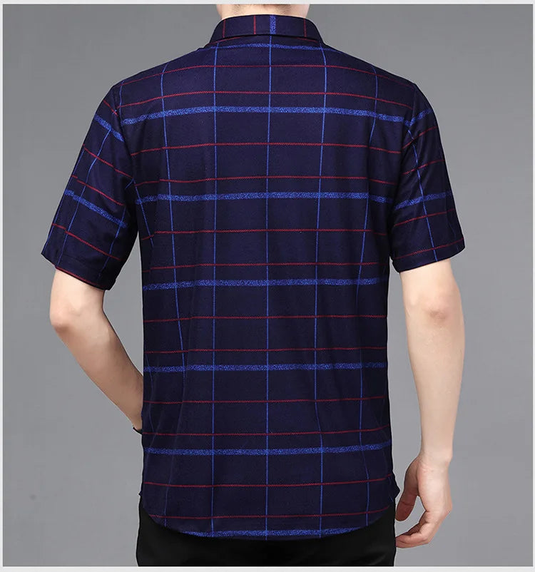 Leichtes Herren-Poloshirt aus Eisseide mit kurzen Ärmeln und klassischem Kragen in einfarbigem Design.
