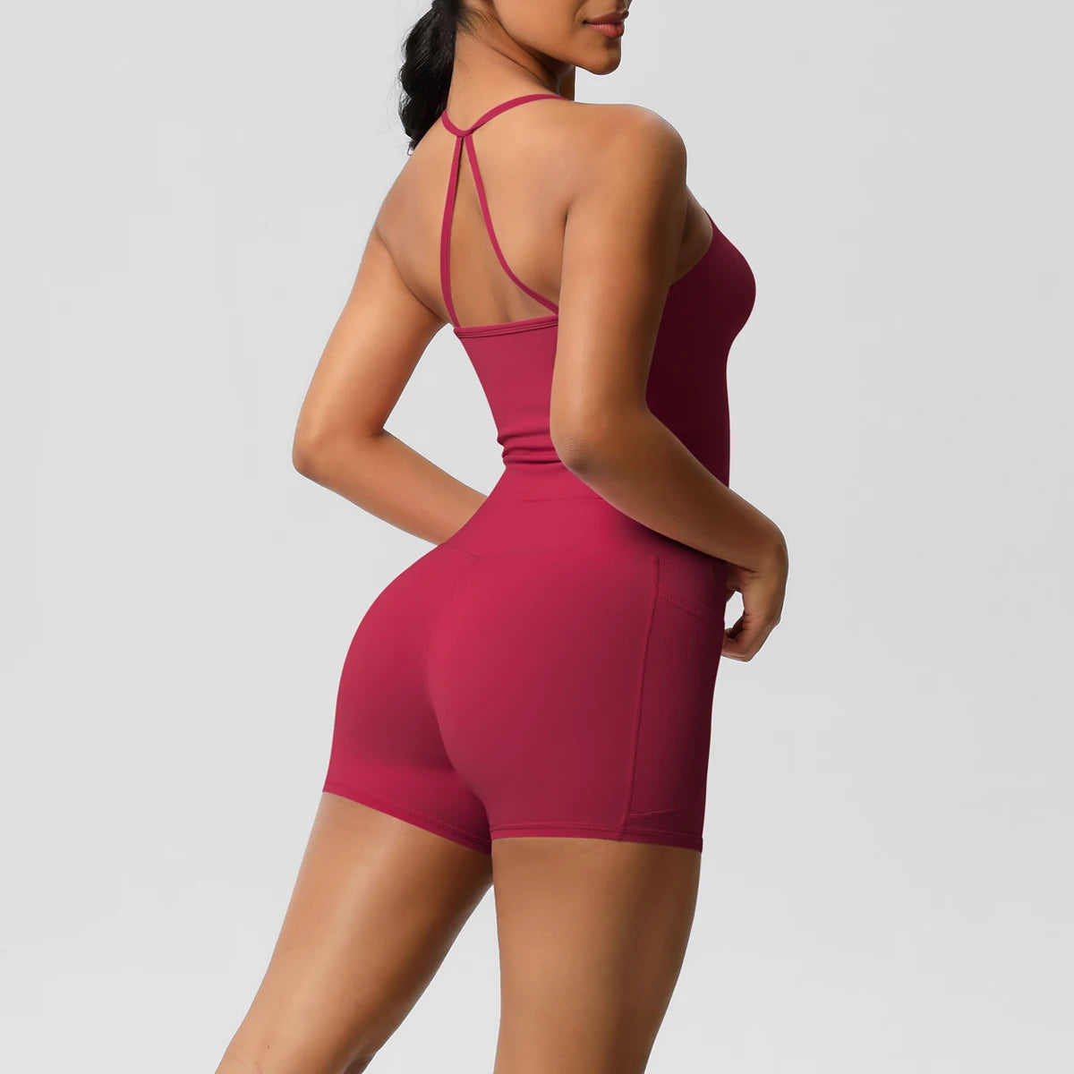 Schlankes Damen-Sportset: Träger-Top und Shorts, weinrot, Rückenfrei-Optik