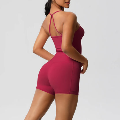 Schlankes Damen-Sportset: Träger-Top und Shorts, weinrot, Rückenfrei-Optik
