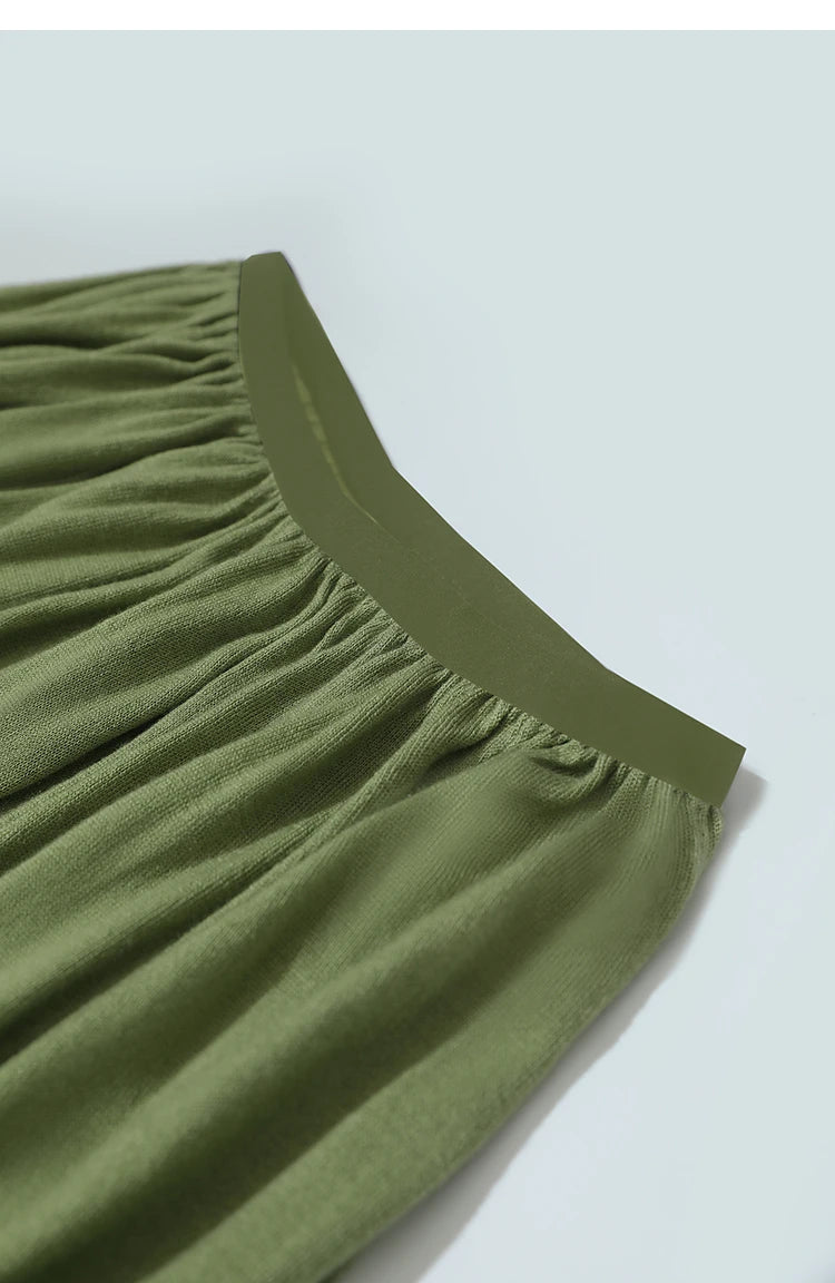 Olivgrüner Wollstrickpullover mit Off-Shoulder-Ausschnitt und geraffter Kante