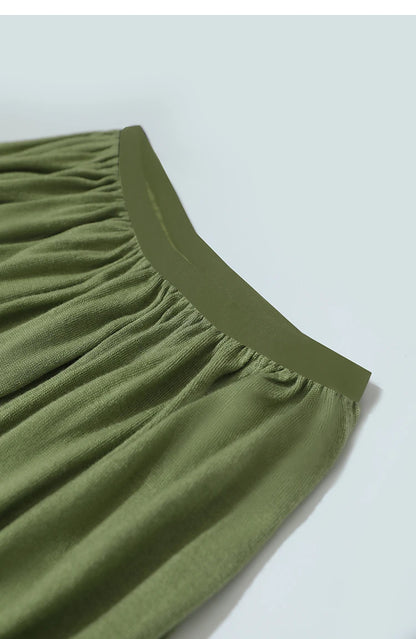 Olivgrüner Wollstrickpullover mit Off-Shoulder-Ausschnitt und geraffter Kante