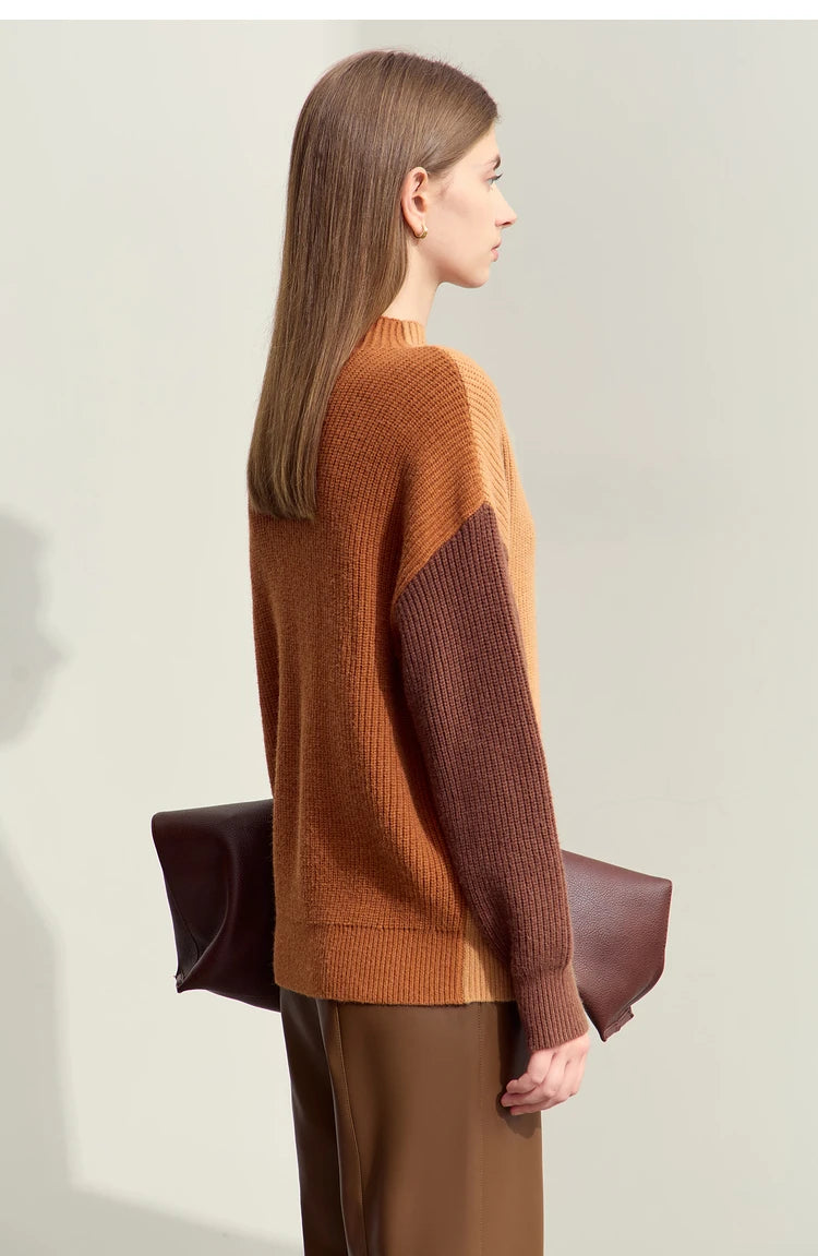 Rollkragenstrickpullover rostbraun mit dunkleren Ärmelsäumen, seitliche Ansicht.