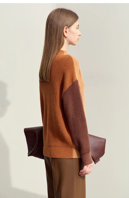 Rollkragenstrickpullover rostbraun mit dunkleren Ärmelsäumen, seitliche Ansicht.