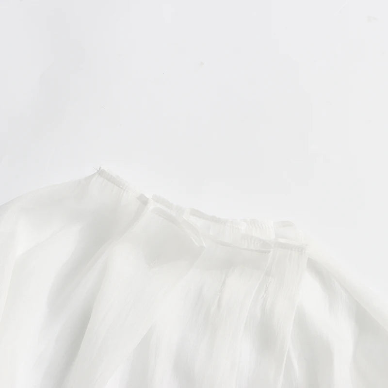 Lässige Damenbluse mit Spitzenbesatz und Patchwork-Design, langärmlig und mit Reverskragen – ideal für einen stilvollen Auftritt.