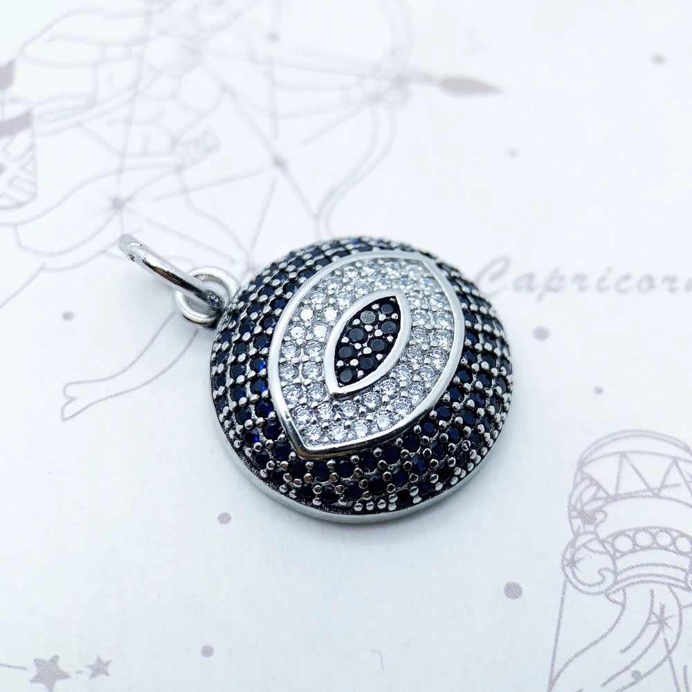 Runder Anhänger mit türkischem Auge, blau-schwarzes Ornament und silberner Fassung