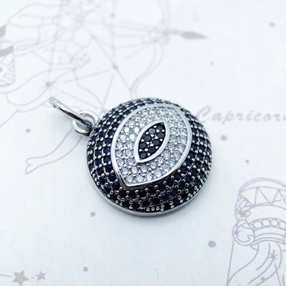 Runder Anhänger mit türkischem Auge, blau-schwarzes Ornament und silberner Fassung