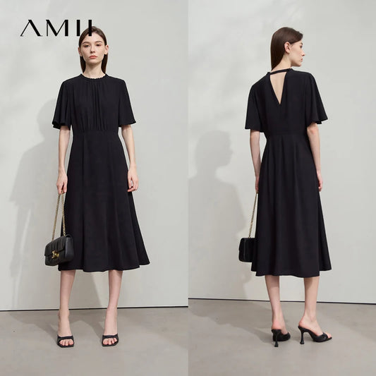 Schwarzes Midi-Damenkleid mit kurzen Fledermausärmeln und gerafftem Rundhalsausschnitt