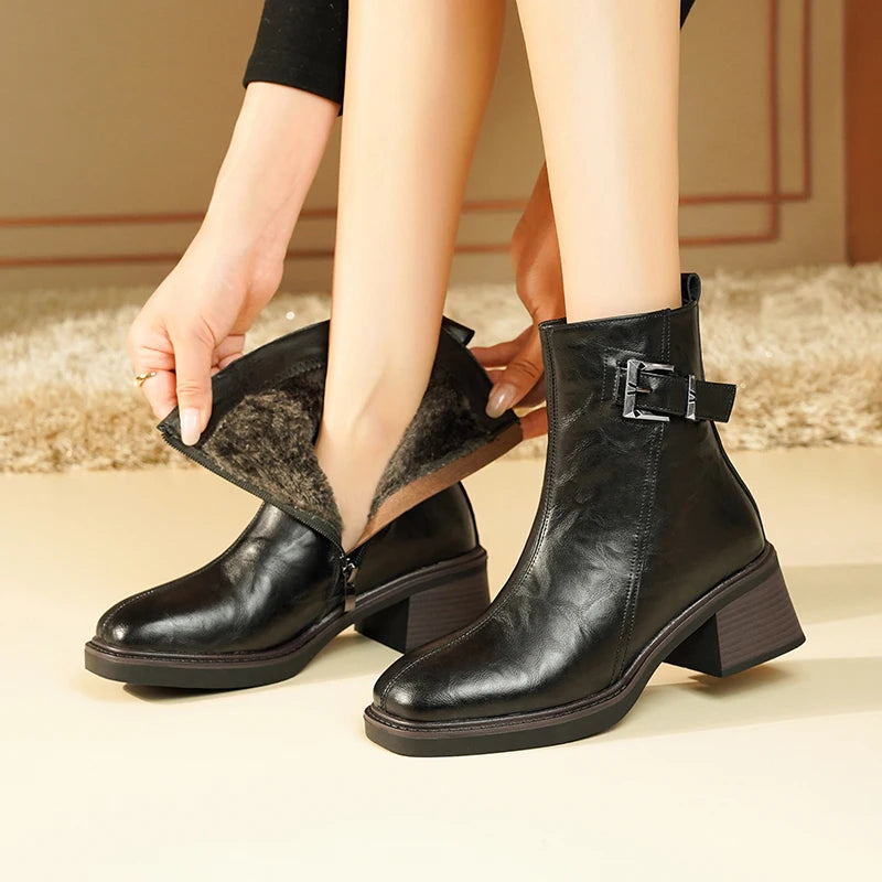Schwarze Knöchelstiefel aus Leder mit eckiger Kappe, Blockabsatz, Schnalle, innen mit Fell