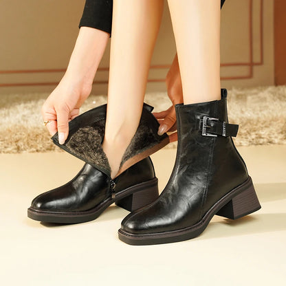 Schwarze Knöchelstiefel aus Leder mit eckiger Kappe, Blockabsatz, Schnalle, innen mit Fell