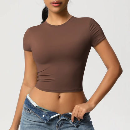 Damen Sport-T-Shirt, braun, eng anliegend, Kurzarm, Rundhalsausschnitt, Hand an der Taille