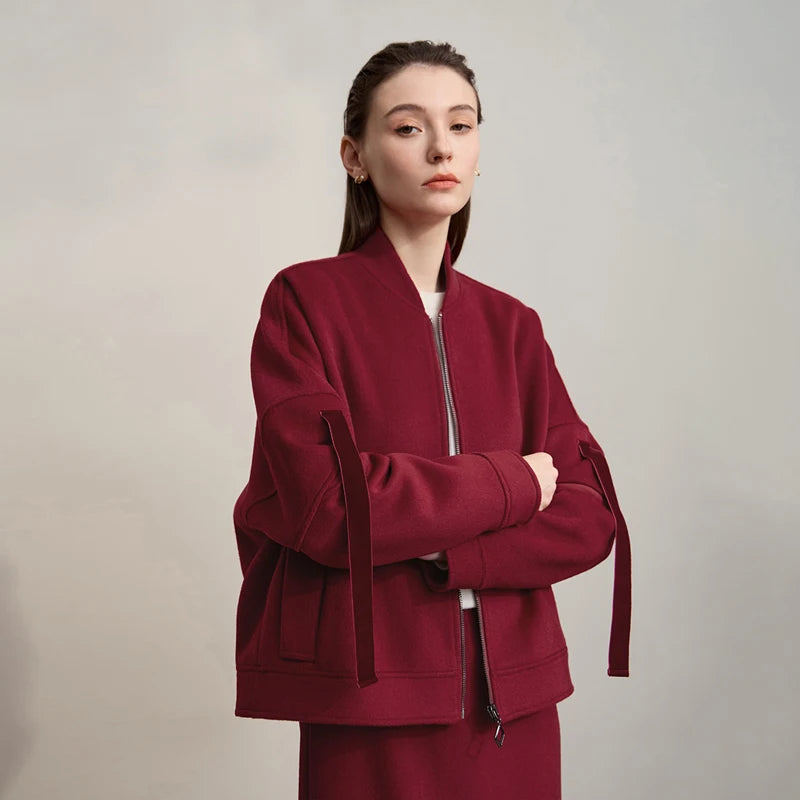 Damen-Midirock in dunkelrot, zentrale Vorderansicht, schlichtes Design