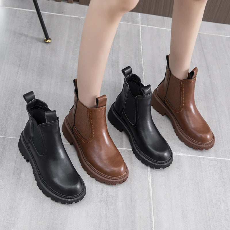 Chelsea-Boots in Schwarz und Braun aus Leder, elastische Einsätze, Profilsohle