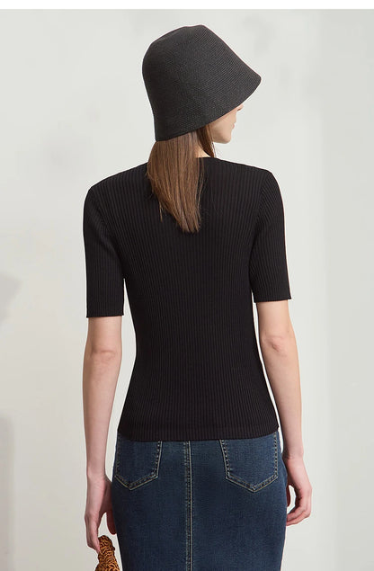 Schwarzer Feinstrickpullover Rückansicht mit kurzen Ärmeln
