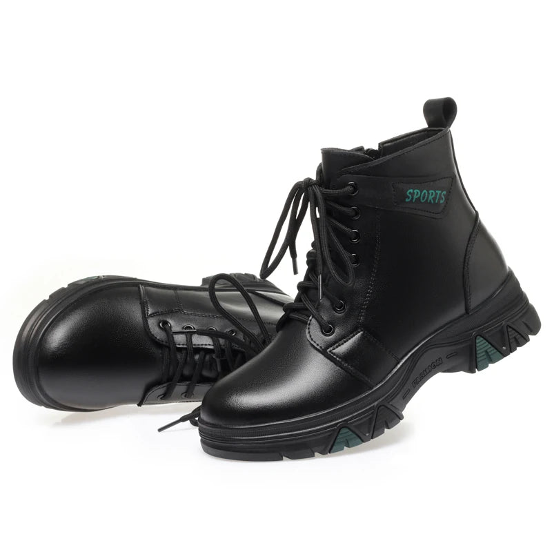 Paar schwarze Schnürstiefel mit Profilsohle und kurzen Schaft, warm gefüttert