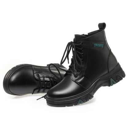 Paar schwarze Schnürstiefel mit Profilsohle und kurzen Schaft, warm gefüttert