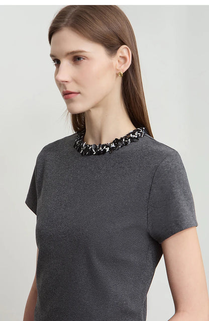 Damen Kurz-T-Shirt im minimalistischen Stil mit elastischen Perlen und Pailletten-Dekoration