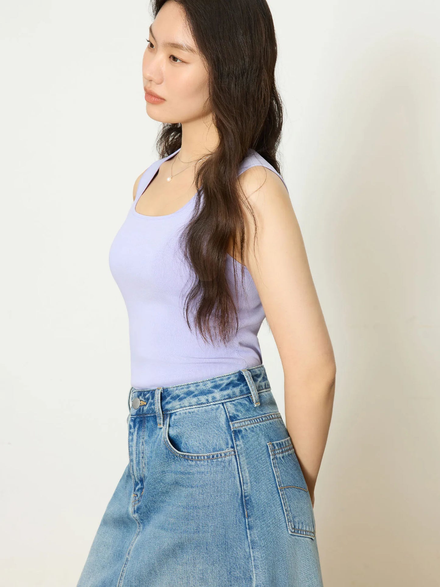 Frühlingshaftes Damen-Shirt in Übergröße mit Puppenkragen und Anti-Falten-Effekt – vielseitig kombinierbar und lässig.