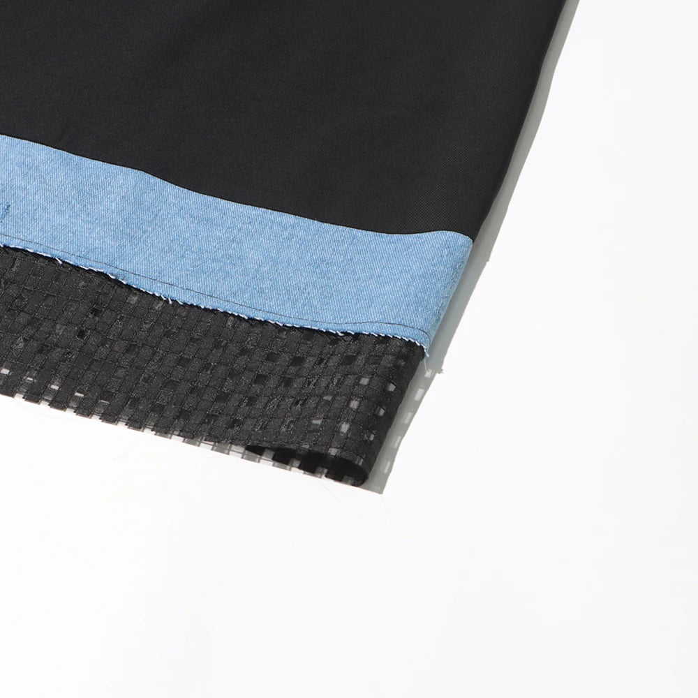 Ärmelloses Damen-Kleid mit Karree-Ausschnitt und Patchwork-Rüschen im minimalistischen Design – stilvoll und elegant.