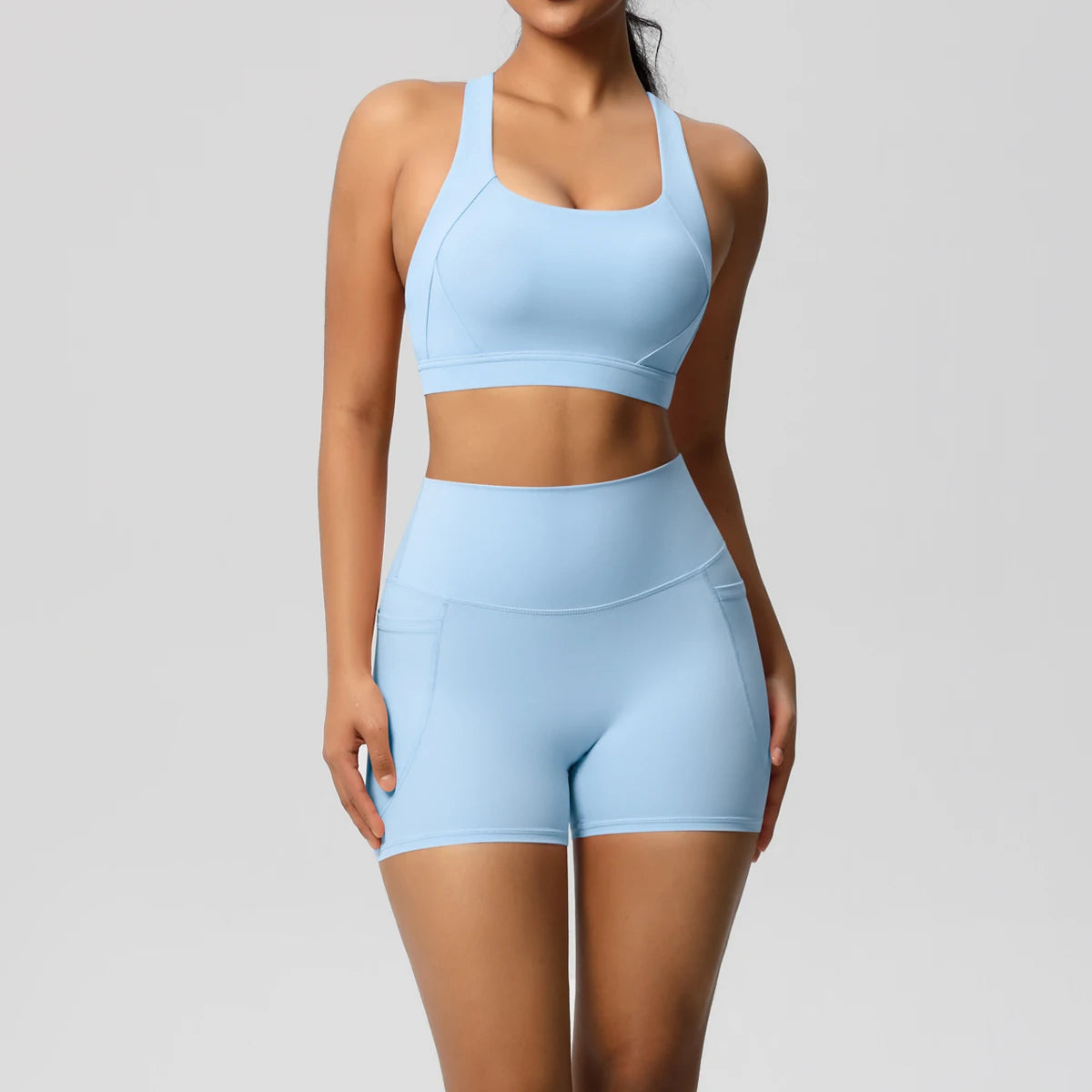 Sportset für Damen: BH-Top und Shorts, hellblau, Vorderansicht.