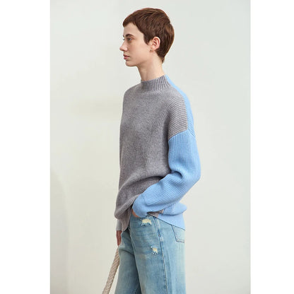 Rollkragenstrickpullover grau meliert mit hellblauen Ärmeln, Rippenkragen und Bündchen.