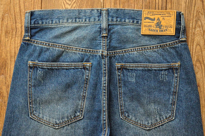 Männer Jeans im Vintage-Stil mit bestickten Patches und zerrissenen Details