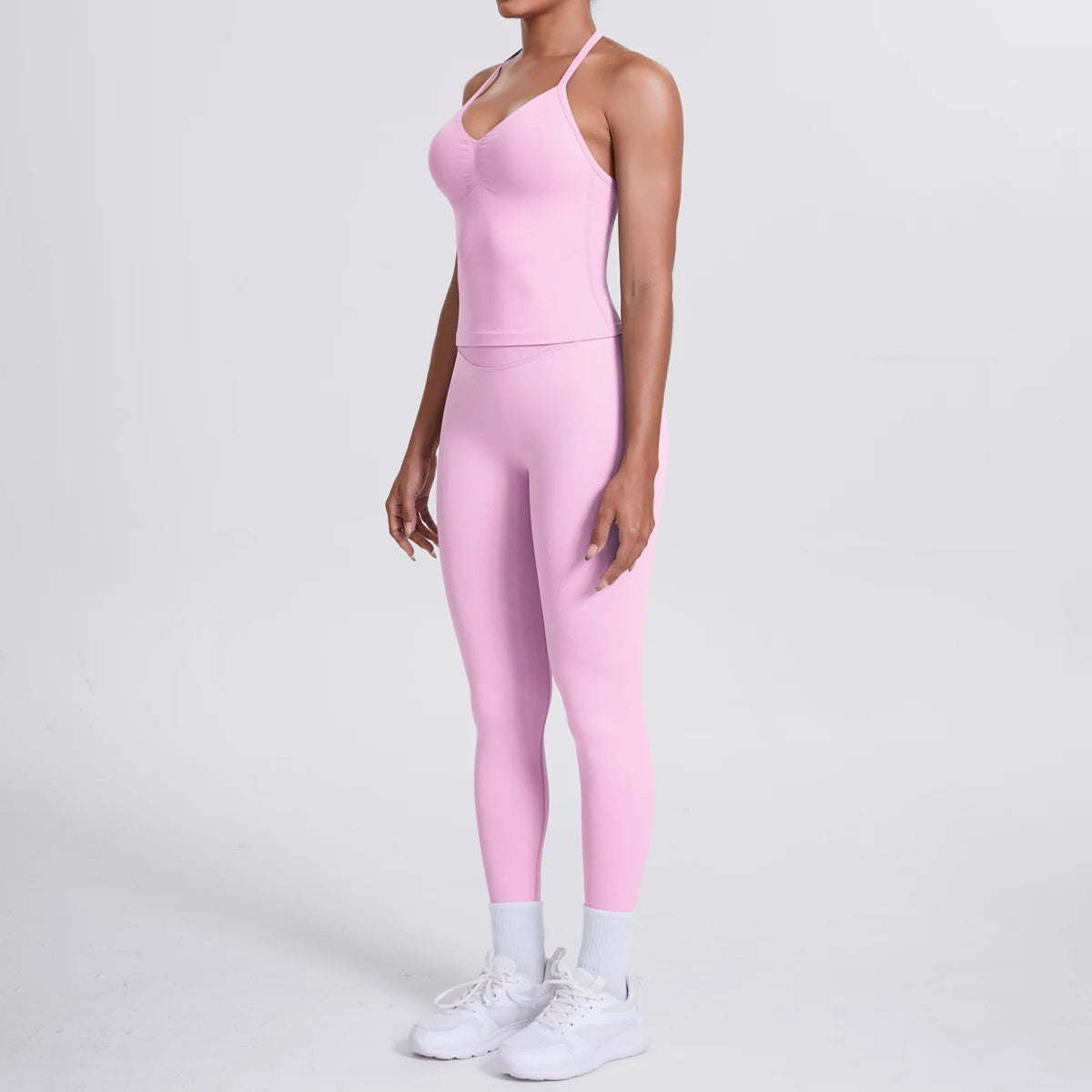 Rosa Damen-Yoga-Set im Seitenprofil: rückenfreies Top und Leggings