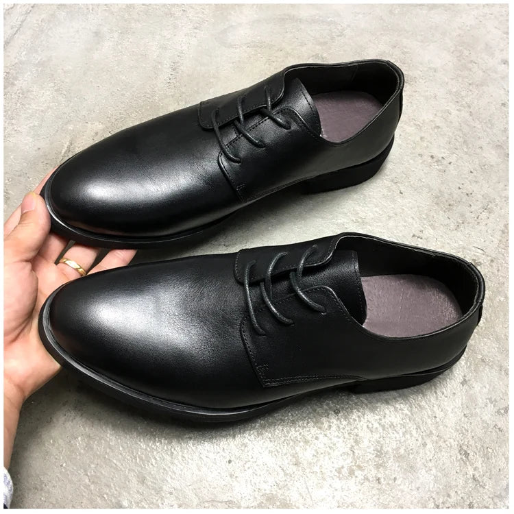 Herren-Schnürschuhe in Schwarz, glatte Oberseite mit Schaumsohle und rundem Zehenbereich