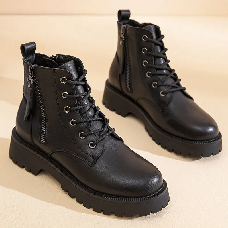 Damen-Stiefelette in Schwarz mit Schnürung, seitlichem Reißverschluss und klobiger Profilsohle
