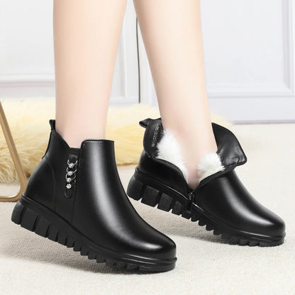 Schwarze Ankle-Boots mit seitlichem Zipper, Blockabsatz und sichtbarer Innenplüschkante