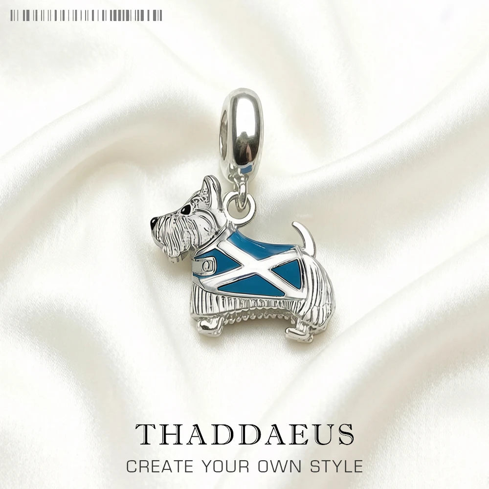 Seitenansicht Westie-Hund-Charm aus 925 Silber mit blauem Emaille