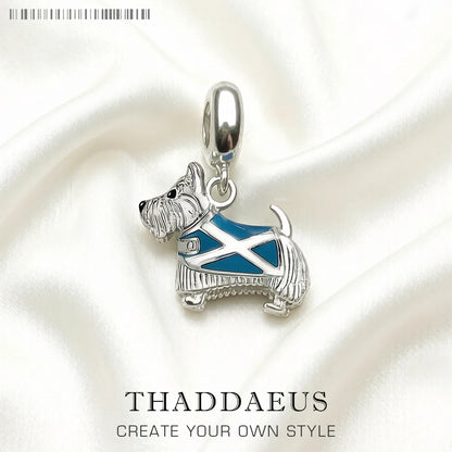 Seitenansicht Westie-Hund-Charm aus 925 Silber mit blauem Emaille