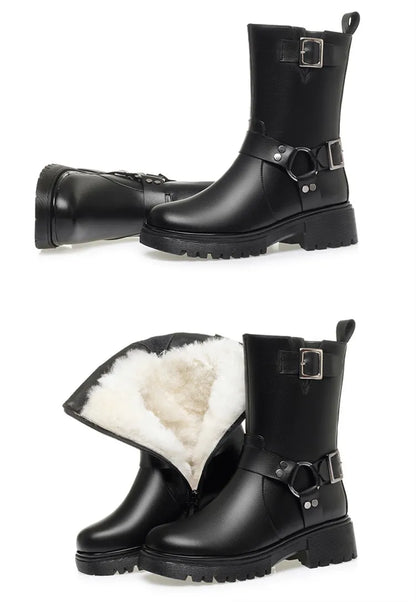 Schwarzer Stiefel mit Schnallen am Schaft, dicke Sohle und warmes Fellfutter im oberen Bereich