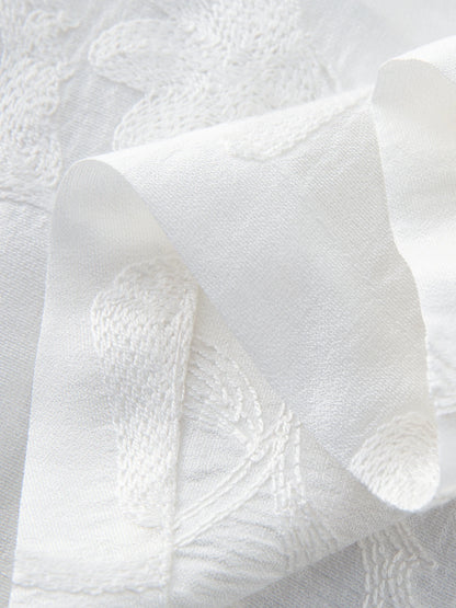 Langarm-Bluse mit V-Ausschnitt und Knopfleiste, tailliert mit Bindegürtel – ideal fürs Büro.