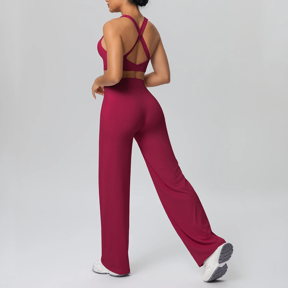 Athletik-Yoga-Set mit Brustpads in Dunkelrot: Top mit Rückenkreuz und weite Hose