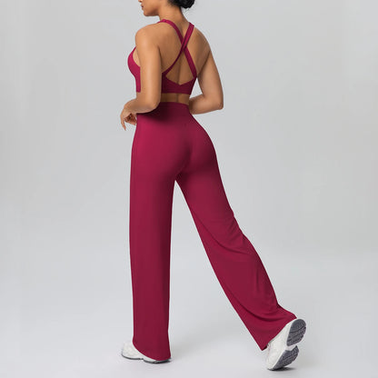 Athletik-Yoga-Set mit Brustpads in Dunkelrot: Top mit Rückenkreuz und weite Hose
