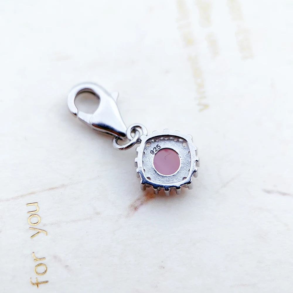 Rosa Charm-Anhänger mit 925-Markierung und kreisförmiger Zackenfassung