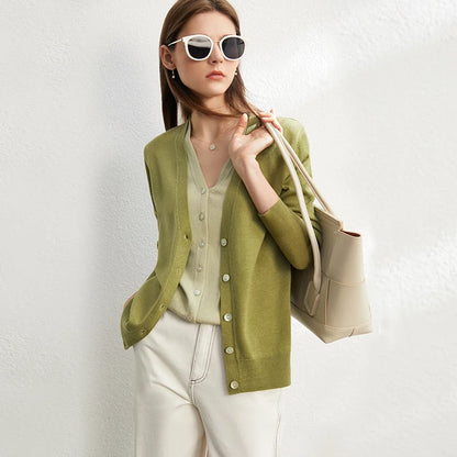 Olivgrüne Wollstrickjacke mit V-Ausschnitt und Knopfleiste, lange Ärmel, Rippbündchen