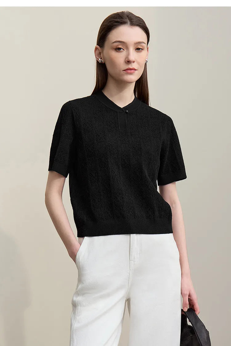 Damenpullover mit Stehkragen, Kurzarm und Knopfleiste, schwarzer Strick, Vorderansicht
