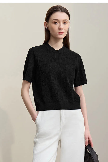 Damenpullover mit Stehkragen, Kurzarm und Knopfleiste, schwarzer Strick, Vorderansicht