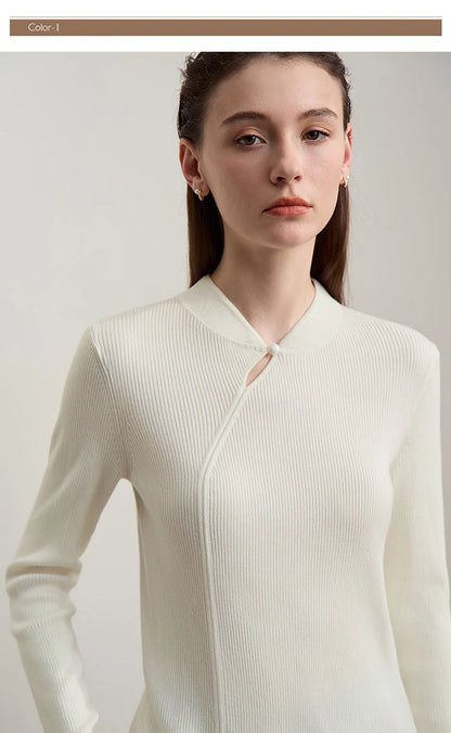 Damenpullover mit Cheongsam-Kragen in Creme, Modellansicht von vorn